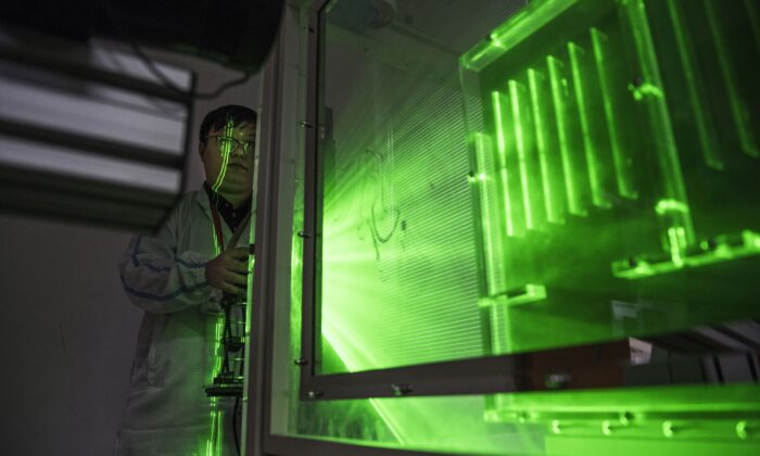 Un ingénieur thermique de Huawei effectue un test thermique dans la zone de recherche et développement du campus de Bantian à Shenzhen, en Chine, le 12 avril 2019. (Kevin Frayer/Getty Images)