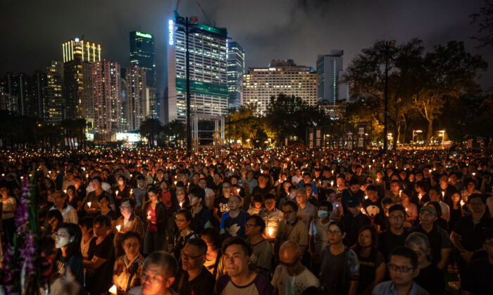 Des personnes tiennent des bougies alors qu'elles participent à une veillée aux chandelles au parc Victoria à Hong Kong, le 4 juin 2019. (Anthony Kwan/Getty Images)
