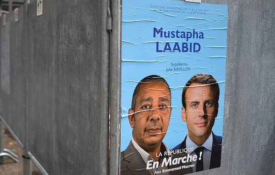 Mai 2017. Un panneau avec une affiche électorale du Parti politique "La République en Marche" (LREM) avec le candidat aux législatives Mustafa Laabid, à Bruz, dans l'ouest de la France.  (Photo : DAMIEN MEYER/AFP via Getty Images)