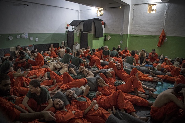 -Des hommes, soupçonnés d'être affiliés au groupe État islamique (EI), sont rassemblés dans une cellule de prison au nord-est de la Syrie, le 26 octobre 2019. Photo par FADEL SENNA / AFP via Getty Images.