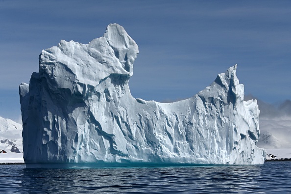 -Vue d'un iceberg sur l'île Half Moon en Antarctique, le 09 novembre 2019. Photo de Johan ORDONEZ / AFP via Getty Images.