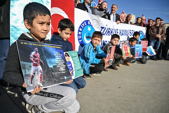 - Mesut Ozil d'Arsenal, un footballeur allemand d'origine turque, a exprimé le 14 décembre 2019 son soutien aux Ouïghours du Xinjiang et a critiqué les pays musulmans pour leur incapacité à les défendre. Photo par Ozan KOSE / AFP via Getty Images.
