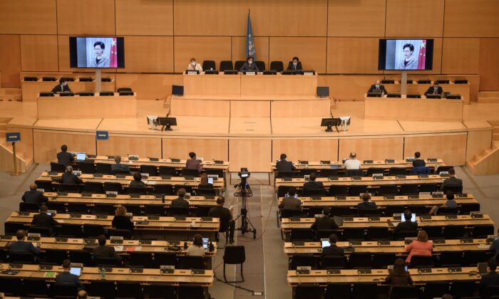 La chef de l'exécutif de Hong Kong, Carrie Lam, intervient à distance, sur un écran géant, lors de l'ouverture de la 44e session du Conseil des droits de l'homme de l'ONU à Genève, en Suisse, le 30 juin 2020. (Fabrice Coffrini/AFP via Getty Images)