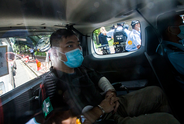 -Tong Ying-Kit, 23 ans, arrive au tribunal après avoir été accusé d'avoir délibérément conduit sa moto dans un groupe de policiers le 6 juillet 2020 à Hong Kong, Chine. Photo de Getty Images/Getty Images.