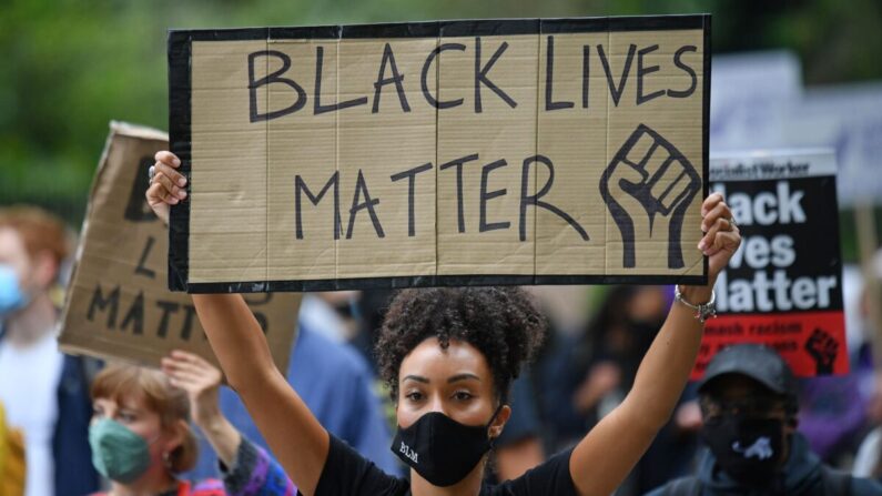 Des personnes brandissent des pancartes en soutien au mouvement Black Lives Matter sur une photo d'archives (Justin Tallis/AFP via Getty Images).