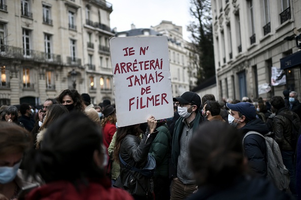Manifestation à l'appel de syndicats de journalistes et d'autres organisations pour protester contre le projet de loi sur la "sécurité globale", près de l'Assemblée nationale à Paris, le 17 novembre 2020. (Photo : STEPHANE DE SAKUTIN/AFP via Getty Images)