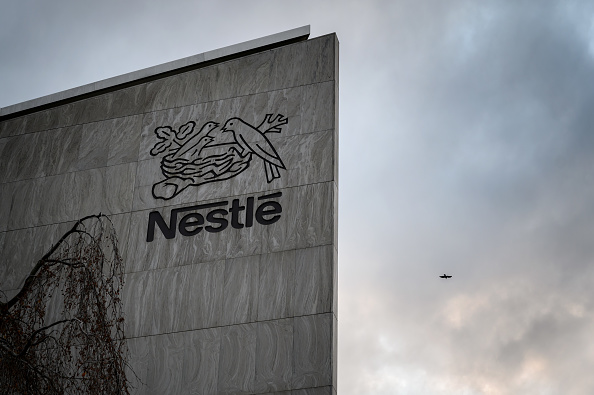 Une photo prise le 19 novembre 2020 montre le logo du géant suisse de l'alimentation Nestlé à son siège à Vevey, en Suisse. (FABRICE COFFRINI/AFP via Getty Images)