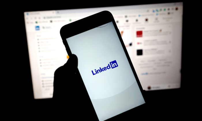 L'application LinkedIn affichée sur un téléphone portable à Londres, au Royaume-Uni, le 11 janvier 2021 (Edward Smith/Getty Images)