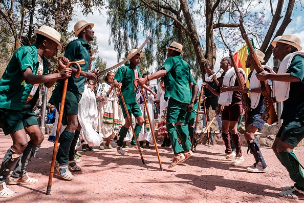 -Un groupe de théâtre et de danse traditionnelle se produit sur une place pendant les préparatifs de la célébration de l'épiphanie, dans la ville de Gondar, en Éthiopie, le 17 janvier 2021. Photo EDUARDO SOTERAS / AFP via Getty Images.