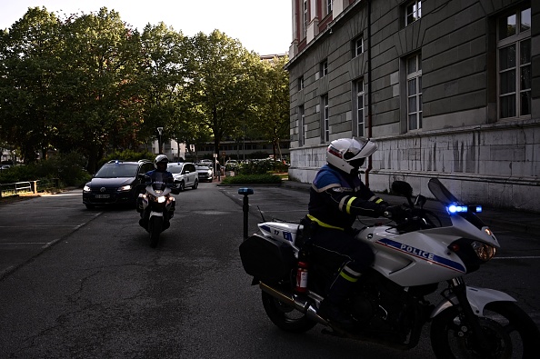 Convoi de police arrivant au palais de justice de la ville de Chambéry, dans les Alpes françaises. (JEFF PACHOUD/AFP via Getty Images)