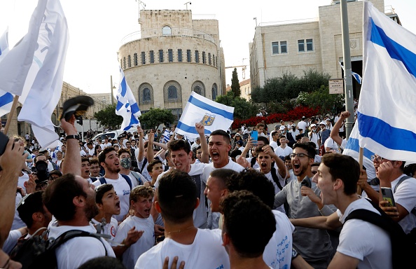 -Illustration- Des Israéliens participent à la marche annuelle des nationalistes juifs "Jerusalem Day" pour marquer la réunification de Jérusalem, après la guerre des Six Jours de 1967, le 10 mai 2021. Photo de GIL COHEN-MAGEN / AFP via Getty Images.