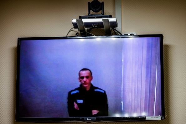 -Le critique emprisonné du Kremlin, Alexei Navalny, apparaît à l'écran via une liaison vidéo depuis la prison, le 26 mai 2021. Photo de Dimitar DILKOFF / AFP via Getty Images.