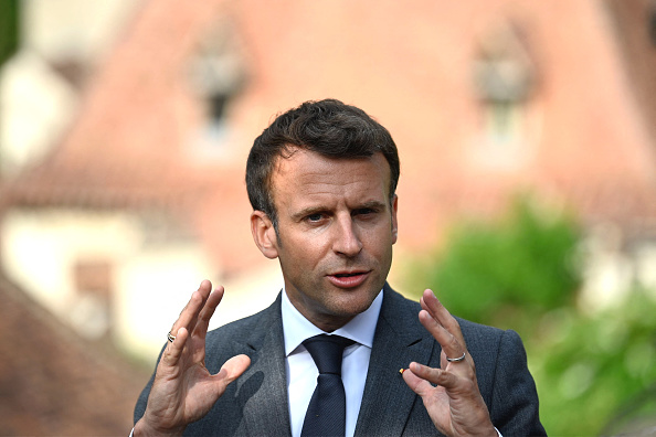 Le Président Emmanuel Macron en visite à Saint-Cirq-Lapopie, dans le Lot, le 2 juin 2021.  (Photo : LIONEL BONAVENTURE/POOL/AFP via Getty Images)
