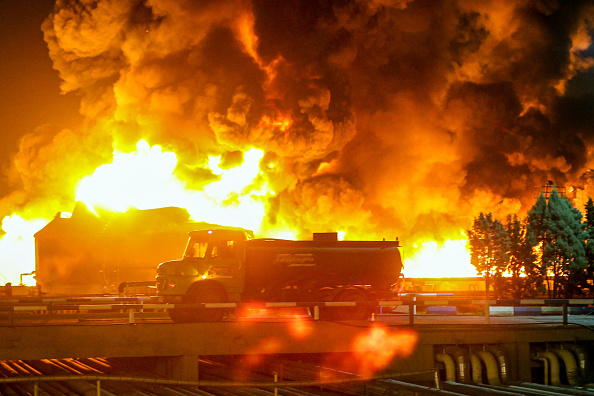 -Un violent incendie a éclaté à la raffinerie du sud de Téhéran après la fuite et l'explosion d'une conduite de gaz liquéfié, le 2 juin 2021. Photo de Vahid AHMADI / TASNIM NEWS / AFP via Getty Images.
