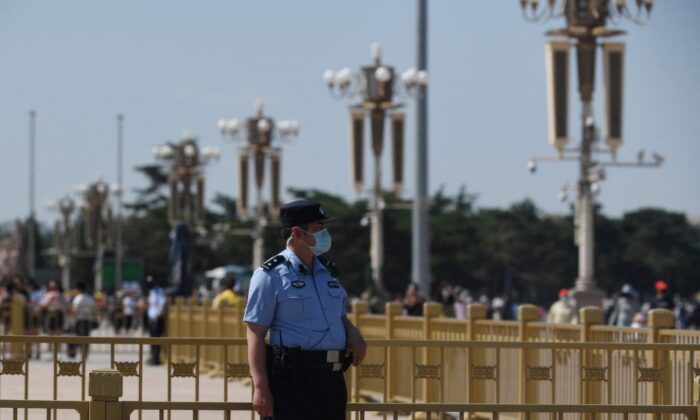 Un policier monte la garde sur la place Tiananmen à Pékin à l'occasion du 32e anniversaire de la répression meurtrière des manifestations pro-démocratiques de 1989, le 4 juin 2021 (GREG BAKER/AFP via Getty Images)