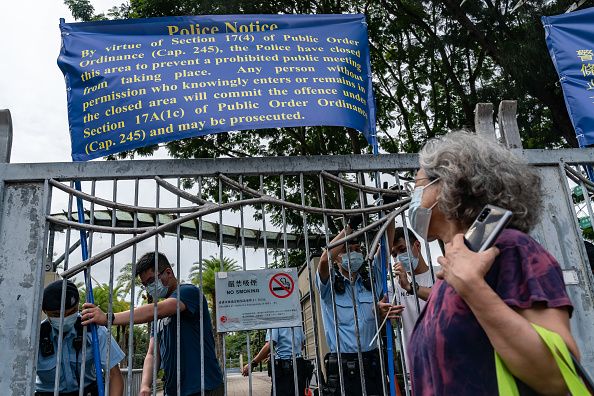 Les policiers ferment les portes du Parc Victoria. (Photo : Anthony Kwan/Getty Images)