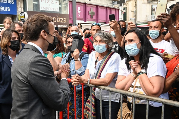 Bain de foule pour le Président Emmanuel Macron à Valence le 8 juin 2021.  (Photo : PHILIPPE DESMAZES/POOL/AFP via Getty Images)