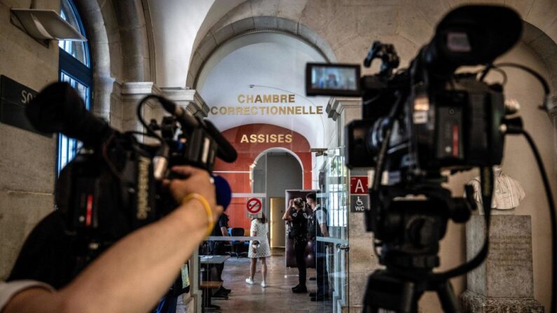 Des journalistes attendent devant le tribunal de Valence, le 10 juin 2021, pour le procès de Damien Tarel, qui a giflé Emmanuel Macron le 8 juin. (JEFF PACHOUD/AFP via Getty Images)