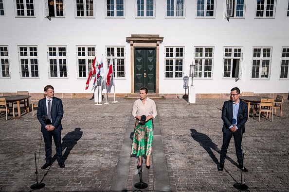 (De gauche à droite) Le premier ministre des îles Féroé, Bardur a Steig Nielsen, la première ministre danoise, Mette Frederiksen, et le président du Naalakkersuisut Mute Bourup Egede du Groenland tiennent une déclaration à la presse après leur réunion à Marienborg à Kongens Lyngby, Danemark, le 10 juin 2021. (Photo : MADS CLAUS RASMUSSEN/Ritzau Scanpix/AFP via Getty Images)