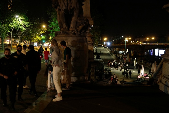 Des centaines de jeunes se sont rassemblés dans la nuit du 11 juin pour une fête sur l'esplanade des Invalides à Paris.(Photo : GEOFFROY VAN DER HASSELT/AFP via Getty Images)
