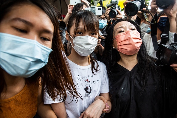 -La militante pro- démocratie Agnes Chow après avoir été libérée de prison à Hong Kong le 12 juin 2021. Photo par ISAAC LAWRENCE / AFP via Getty Images.
