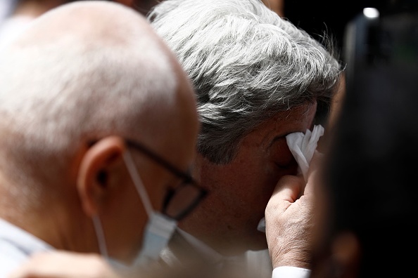 Le leader La France Insoumise (LFI) Jean-Luc Mélenchon s'essuie le visage après avoir été enfariné lors d'une "marche des libertés"(Photo : SAMEER AL-DOUMY/AFP via Getty Images)