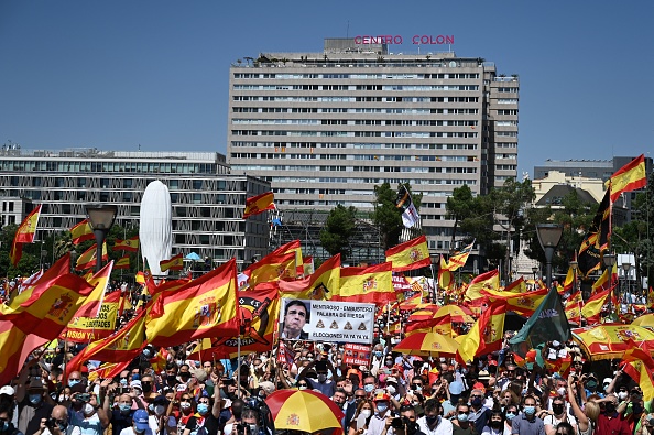-Une manifestation de la droite pour dénoncer les plans controversés du gouvernement espagnol d'offrir des grâces aux séparatistes catalans emprisonnés, à Madrid le 13 juin 2021. Photo de GABRIEL BOUYS / AFP via Getty Images.