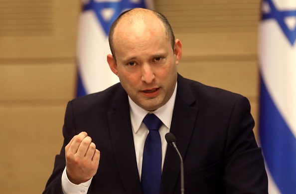 Le nouveau Premier ministre israélien Naftali Bennett prononce un discours devant le nouveau cabinet à la Knesset à Jérusalem, le 13 juin 2021. (Photo : GIL COHEN-MAGEN/AFP via Getty Images)