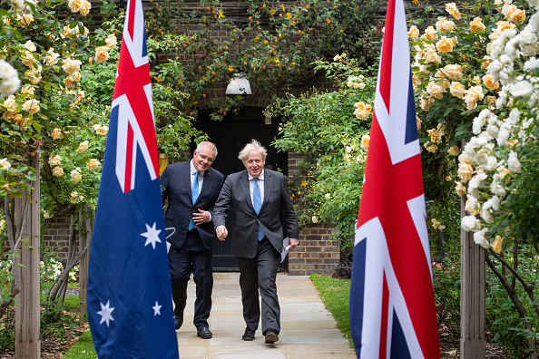 -Le Premier ministre britannique Boris Johnson et le Premier ministre australien Scott Morrison dans le jardin du 10 Downing Street, après avoir convenu des termes généraux d'un accord de libre-échange entre le Royaume-Uni et l'Australie, le 15 juin 2021 à Londres, en Angleterre. Photo de Dominic Lipinski - Piscine WPA/Getty Images.