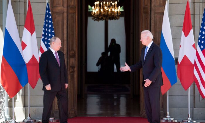 Le président américain Joe Biden se prépare à serrer la main du président russe Vladimir Poutine avant le sommet États-Unis-Russie à la Villa La Grange, à Genève, en Suisse, le 16 juin 2021. (Brendan Smialowski/AFP)

