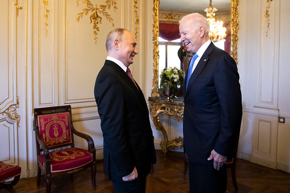 - Le président américain Joe Biden et le président russe Vladimir Poutine se rencontrent lors du sommet américano-russe à la Villa La Grange le 16 juin 2021 à Genève, en Suisse. Photo de Peter Klaunzer - Piscine/Keystone via Getty Images.