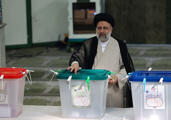 L'ecclésiastique ultraconservateur iranien et candidat à la présidentielle Ebrahim Raisi vote pour l'élection présidentielle, dans la capitale Téhéran, le 18 juin 2021. Photo by ATTA KENARE/AFP via Getty Images.