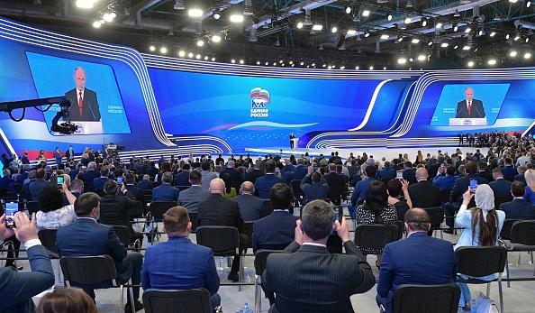 Le président russe Vladimir Poutine est vu sur des écrans géants alors qu'il s'adresse au public lors du congrès annuel du parti politique Russie Unie à Moscou, le 19 juin 2021. (Photo : ALEXANDER ASTAFYEV/Sputnik/AFP via Getty Images)