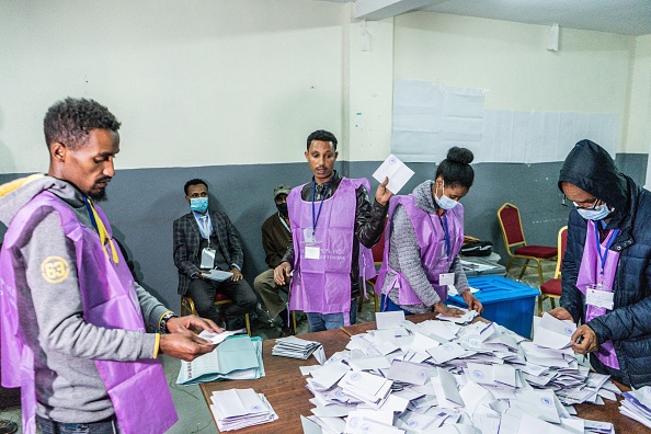 -Des membres du Conseil électoral national expliquent comment les bulletins de vote seront comptés devant des observateurs après la clôture du scrutin à Addis-Abeba, le 21 juin 2021. Photo par Amanuel Sileshi / AFP via Getty Images.