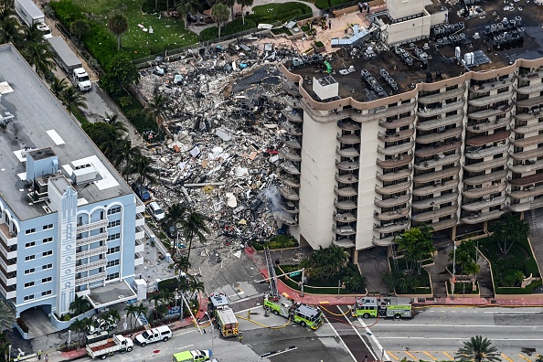 Sur cette vue aérienne, le personnel de recherche et de sauvetage travaille sur le site après l'effondrement partiel des Champlain Towers South à Surfside, au nord de Miami Beach, le 24 juin 2021. (Photo : CHANDAN KHANNA/AFP via Getty Images)