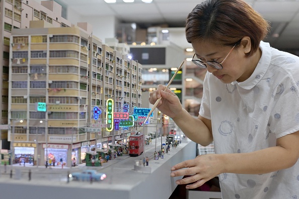 -Deux maquettistes de Hong Kong tentent de préserver le passé architectural de la ville - sous une forme miniature minutieusement détaillée, le 23 juin 2021. Photo par Peter PARKS / AFP via Getty Images.