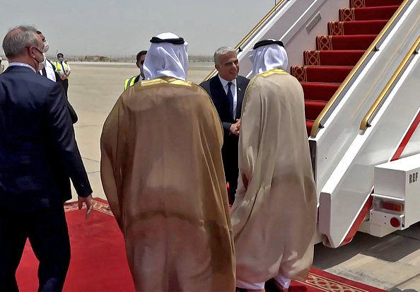 -Des responsables émiratis accueillent le ministre des Affaires étrangères Yair Lapid à son arrivée à l'aéroport d'Abou Dhabi, aux Émirats arabes unis le 29 juin 2021. Photo de -/AFP via Getty Images.