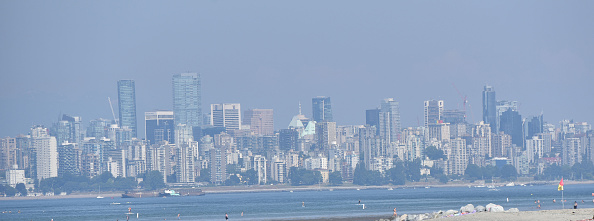 La ville de Vancouver, en Colombie-Britannique, est vue à travers une brume par une journée de chaleur torride, le 29 juin 2021. (Photo : DON MACKINNON/AFP via Getty Images)