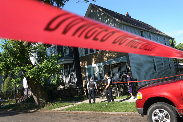 -La police sécurise la scène d'une fusillade le 15 juin 2021 dans Chicago, Illinois. Photo de Scott Olson/Getty Images.