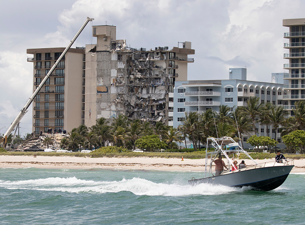12 étages partiellement effondré le 26 juin 2021 à Surfside, en Floride. Plus de 150 personnes sont portées disparues. Photo by Joe Raedle /Getty Images.