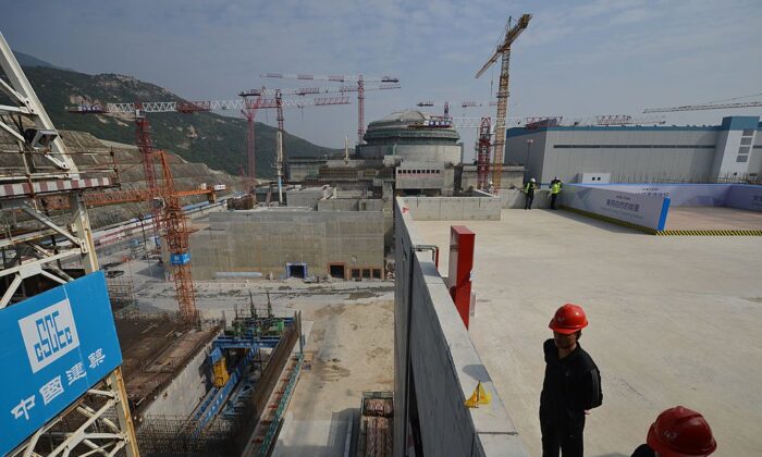 Des ouvriers attendent l'arrivée du Premier ministre français Jean-Marc Ayrault à la centrale nucléaire conjointe sino-française de Taishan, à l'extérieur de la ville de Taishan, dans la province du Guangdong, en Chine, le 8 décembre 2013. Le Premier ministre français Jean-Marc Ayrault a vanté l'expertise nucléaire de son pays lors de sa visite en Chine - le plus grand marché mondial pour les centrales atomiques. (Peter Parks/AFP via Getty Images)