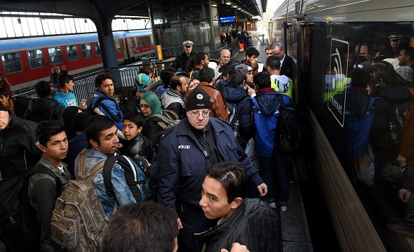 Des migrants entrent dans un train à destination de Copenhague, au Danemark.     (Photo : CARSTEN REHDER/DPA/AFP via Getty Images)