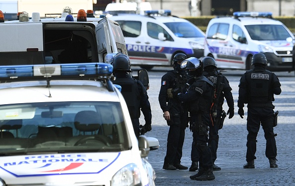 Des policiers de l'unité spéciale GSO 93 arrivent au musée du Louvre, le 3 février 2017 à Paris, après qu'un soldat a abattu et gravement blessé un homme qui a tenté de l'attaquer.  (Photo : ALAIN JOCARD/AFP via Getty Images)