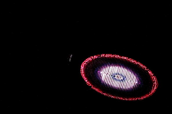 -Illustration- La "Soucoupe volante" de l'artiste plasticien américain Peter Coffin de 7 mètres, contrôlée par SMS et soulevée par un hélicoptère, le 23 mai 2009, à Rio de Janeiro, au Brésil. Photo Antonio Scorza /AFP via Getty Images.