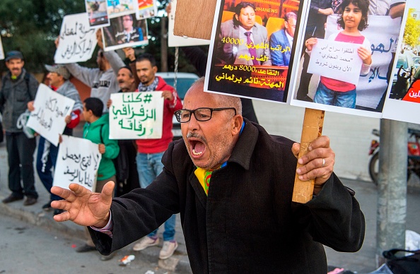 Des partisans du mouvement marocain Al-Hirak appellent à la libération du leader du mouvement Nasser Zefzafi devant la cour d'appel de Casablanca le 5 janvier 2018. Photo Fadel SENNA/AFP via Getty Images.