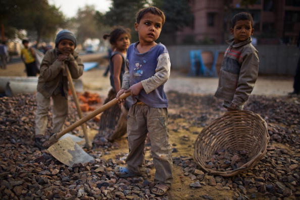Inde.Des enfants de 5 ans travaillent sur un chantier. (Photo : Daniel Berehulak/Getty Images)