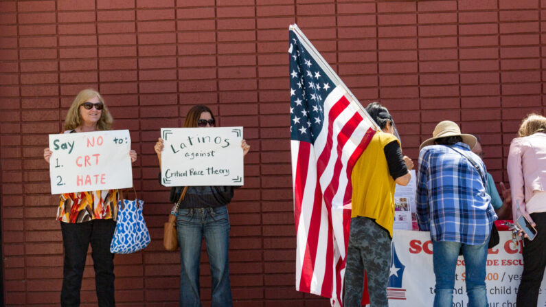 Des manifestants se rassemblent devant le siège du District scolaire unifié Los Alamitos pour protester contre les enseignements de la théorie critique de la race à Los Alamitos, en Californie, le 11 mai 2021. (John Fredricks/The Epoch Times)