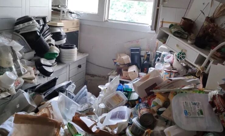 Paulette n'avait plus accès à sa cuisine tellement elle y avait accumulé des affaires et des déchets. (Crédit : Frédéric André)