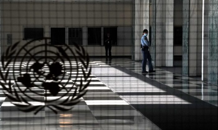 Un agent de police de l'ONU se tient devant une entrée vide aux Nations unies à New York, le 22 septembre 2020. (Timothy A. Clary/AFP via Getty Images)
