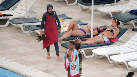 Yvelines: un maître-nageur demande à une femme de retirer son burkini, il est menacé et accusé de racisme